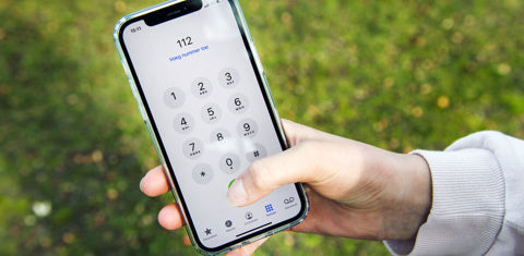 Telefoon met 112-nummer op het scherm