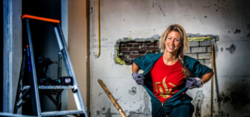 Dame met brandweer t-shirt